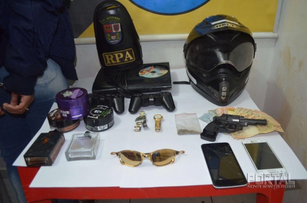 A polícia chegou aos jovens através da mão de um deles. (Fotos: Bogoni)