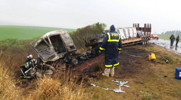 O acidente envolveu um carro, modelo Volkswagen Gol, e um caminhão. (Foto: PRF)