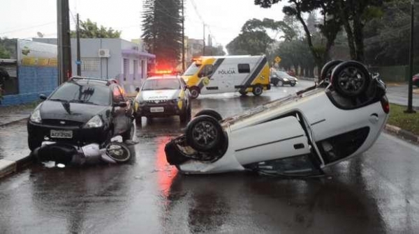 O Ford Ka atingiu outra motocicleta que estava estacionada na frente e o Corsa capotou no meio da pista.(Foto: Catve)