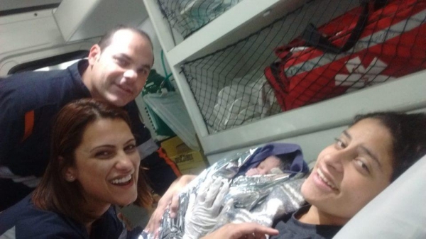 Os socorristas com a mãe Izabel, já com a filha que acabou de nascer – Foto: Colaboração Banda B