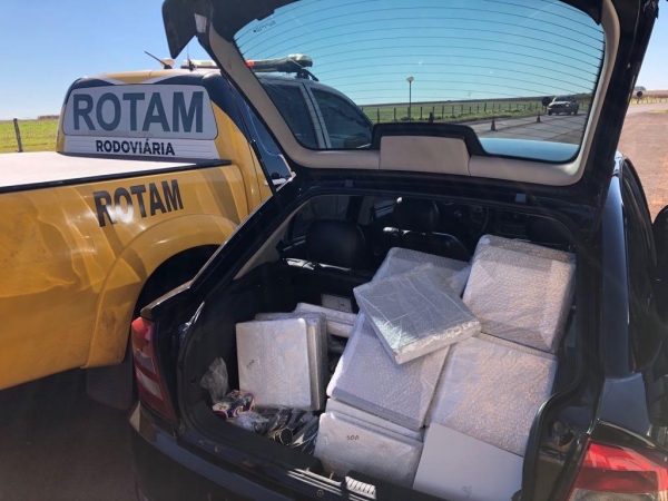 A mercadoria estava no porta malas. (Foto: PRE)