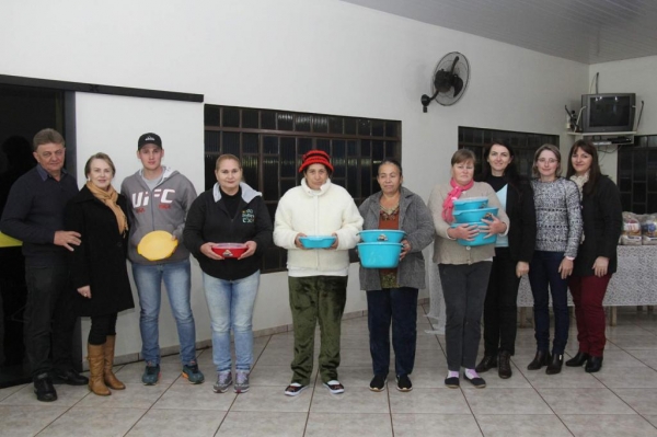 A entrega ocorreu em reunião realizada com as famílias atendidas. (Fotos: Assessoria)