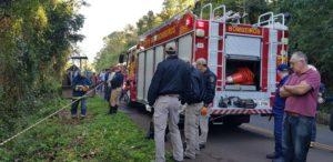 O veículo saiu da pista, bateu contra algumas árvores e caiu em um barranco..(Foto:PP News)