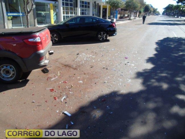 Um VW Golf teria colidido contra dois veículos estacionados.(Foto: Correio do Lago)