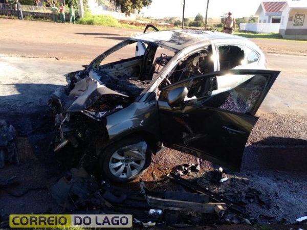 O C4 com placas de Santa Helena pegou fogo e ficou totalmente destruído.(Fotos: Correio do Lago)