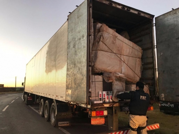 O motorista do caminhão, de 36 anos de idade, foi preso em flagrante por contrabando. (Fotos: PRF)