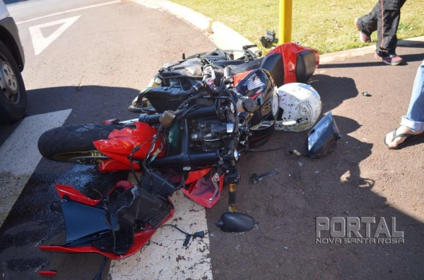 Os dois ocupantes da moto foram socorridos pelo Corpo de Bombeiros . (Fotos: Bogoni)
