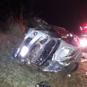 Na caminhonete, estavam pai e filha. Eles tiveram ferimentos leves (Foto: Divulgação/PRE)