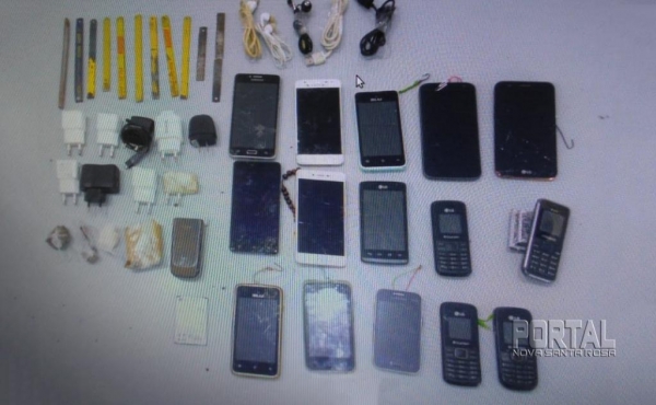 Serras, telefones, carregadores e pequenas quantidades de maconha e cocaína.(Fotos: Portal Guaíra)