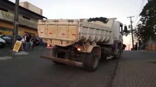 O condutor do caminhão parou após o incidente e permaneceu no local repassando as informações necessárias para a Polícia Militar.(Foto: Massa News)