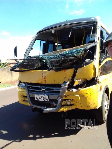 Um ônibus escolar também foi atingido no acidente. (Fotos: Colaborador)