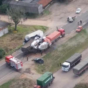Acidente na BR-116, no RS, causou bloqueio total da pista (Foto: PRF/Divulgação)