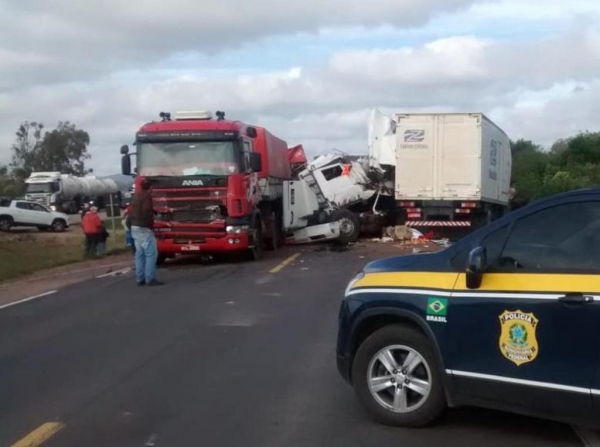 Colisão com mortes envolveu caminhões na BR-116, no RS (Foto: PRF/Divulgação)