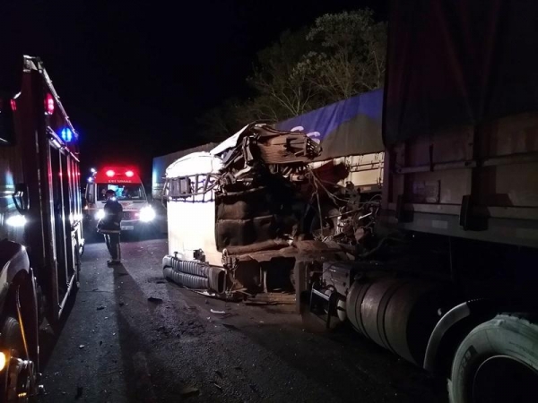 O acidente aconteceu por volta das 21h45. (Fotos:Acidente envolvendo carretas deixa dois mortos e um ferido na PR-280 por Evandro Artuzzi em 16 de agosto de 2018 0:25  Duas pessoas morreram e uma ficou ferida em um grave acidente na PR-280 em Renascença, no Sudoeste do Estado, na noite desta quarta-feira (15). A batida envolveu duas carretas, ambas com placas de Chapecó (SC). Uma delas era dirigida por Agenor Mocelin, morador em Upuaçu (SC). Ele sofreu ferimentos leves e foi socorrido à UPA de Francisco Beltrão pelo SAMU. Na outra estavam o motorista e um passageiro, os quais morreram atropelados.  A carreta em que os dois viajavam teve um problema mecânico e enquanto verificavam foram atingidos pelo outro caminhão. Uma vítima foi identificada como Antônio Alves de Camargo, de 42 anos, e Pedro Alves de Camargo, de 50 anos. Os dois são irmãos. Os corpos foram recolhidos ao IML de Francisco Beltrão, após perícia da Criminalística.  O acidente aconteceu por volta das 21h45 e a pista ficou parcialmente interditada até perto da uma hora da madrugada desta quinta-feira (16). Além da Polícia Rodoviária Estadual, a ocorrência mobilizou equipes do SAMU e do Corpo de Bombeiros.   Fotos: Evandro Artuzi/RBJ)