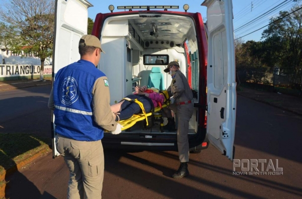 Os dois ocupantes da moto foram socorridos pelo Corpo de Bombeiro e levados à UPA com escoriações.(Foto: Bogoni)