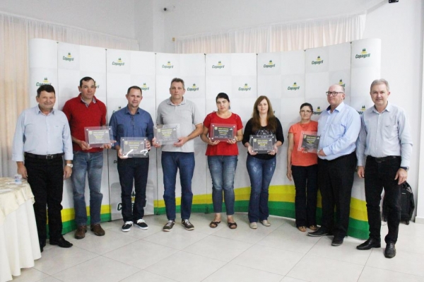 Homenageados. (Foto: Carina Ribeiro/Copagril)