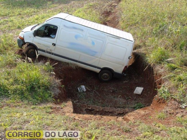 A van caiu em uma vala de escoamento de água, onde então parou.(Fotos: Correio do Lago)
