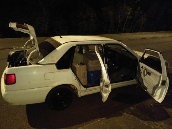 Foram encontrados 8 caixas de cigarros contrabandeados do Paraguai. (Fotos: Assessoria)