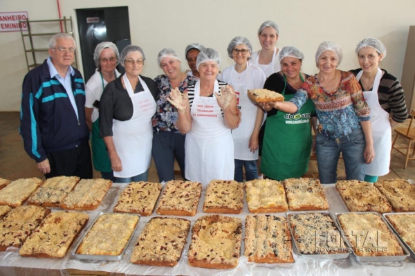 Equipe das mulheres juntamente com o padre Lucas. (Foto: Portal Nova Santa Rosa)