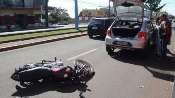 Condutor da motocicleta foi encaminhado ao Hospital Bom Jesus com suspeitas de farturas. (Foto: Catve)
