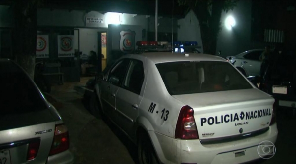 Policiais paraguaios são presos por suspeita de extorquir dinheiro de brasileiros. (Foto: Reprodução G1)
