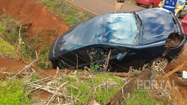 O carro caiu em uma valeta. (Foto: Portal Nova Santa Rosa)