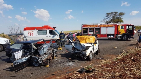 Segundo os bombeiros, dois carros bateram de frente por volta das 14h, próximo ao distrito de Água Boa (Foto: Robson Jardim/RPC Maringá)
