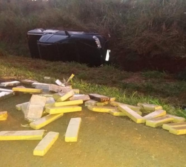 O homem preso disse aos agentes da PRF que buscou os tabletes de maconha na cidade de Guaíra. (Foto: PRF)
