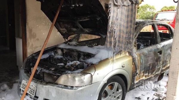 O veículo ficou praticamente destruído pelo fogo. (Foto: Polícia Civil)