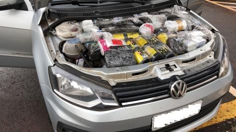 O contrabadno estava na parte do motor do veículo. (Fotos: Receita Federal)