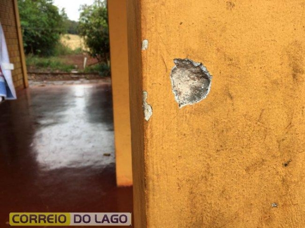 No local foram encontrados projéteis e capsula calibre 765. (Fotos: Correio do Lago)