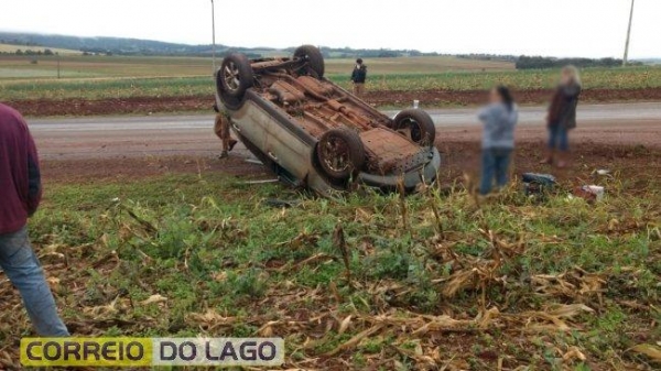 Ninguém se feriu com o acidente. (Foto: Correio do Lago)