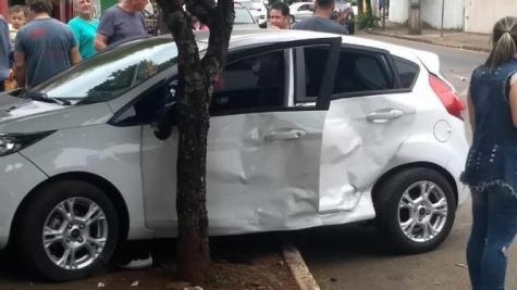 A motorista só parou quando atingiu um muro. (Foto: TN On Line)