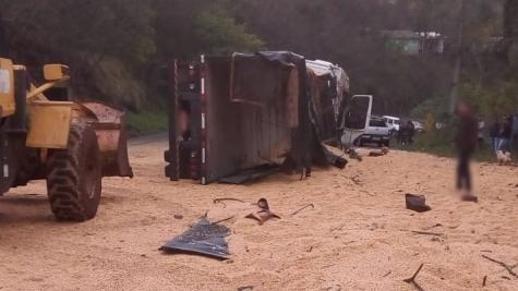 Uma máquina removeu a carga de milho que ficou espalhada sobre a pista. (Foto: PP News)