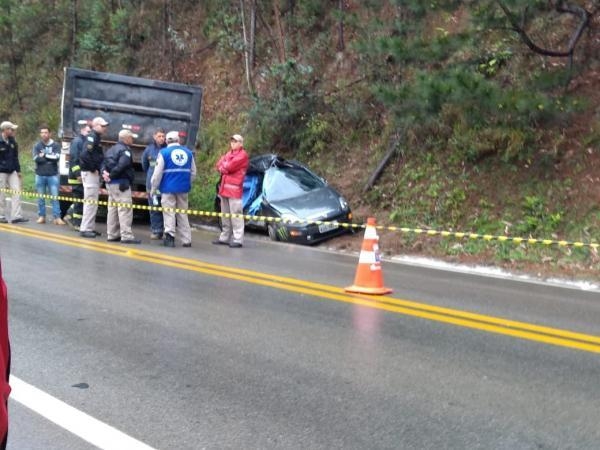 O carro deslizou em uma curva e invadiu a pista contrária, batendo de frente com o caminhão. (Foto: Rede News 24 Horas)
