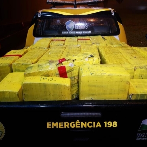 Duas toneladas de maconha foram apreendidas pela PRE em Campo Mourão (Foto: Rafael Silvestrin/Divulgação)