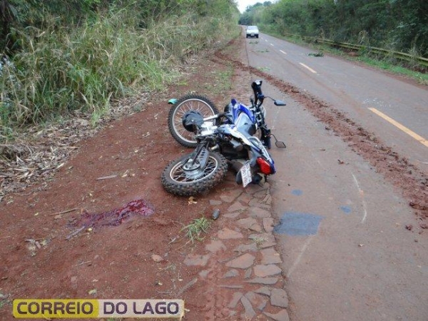 A moto parou sobre a cabeça do motociclista, a cerca de 40 metros do local de impacto.(Fotos: Correio do Lago)