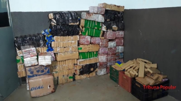 Uma denúncia anônima levou os policiais até o endereço. (Foto: Tribuna Popular)