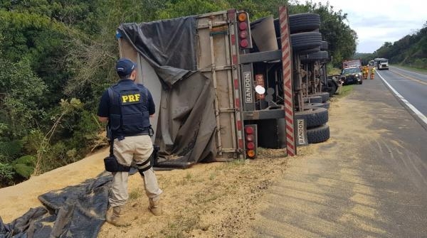 O caminhão IVECO, placas de Taquarituba/SP,  estava transportando soja . (Foto: PRF)