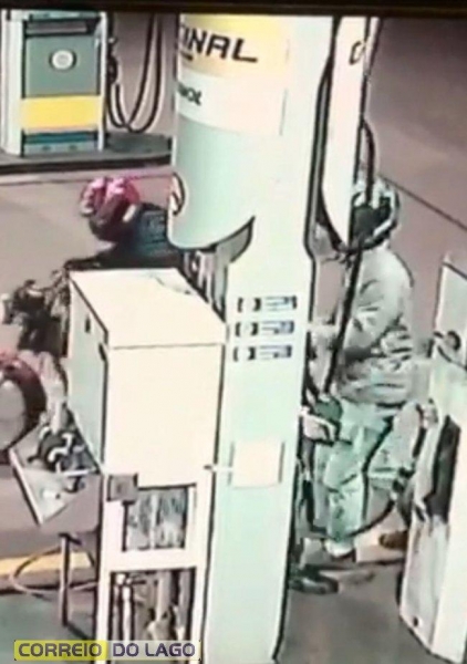 Após o assalto, o motorista saiu com a motocicleta tomando rumo ignorado. (Foto: Imagens câmeras de segurança)