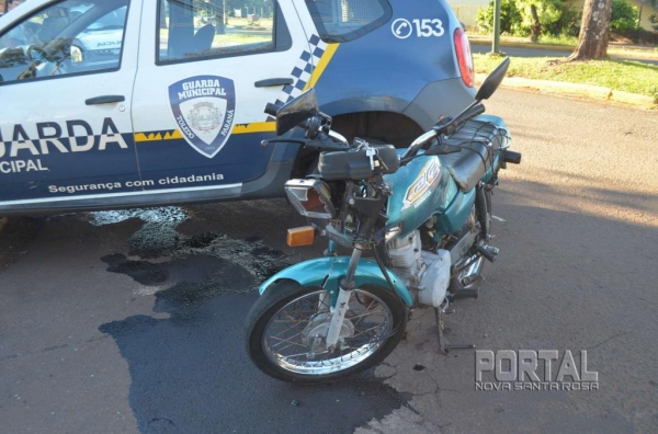 O motociclista foi socorrido pelo Corpo de Bombeiros e levado à UPA com ferimentos moderados. (Foto: Bogoni)