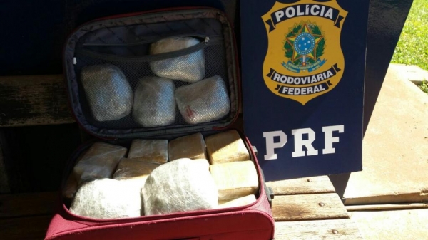 No interior da bagagem foram localizados 27 tabletes . (Foto: PRF)