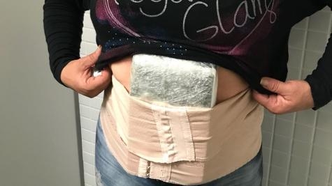Cerca de um quilo de cocaína e 45 gramas de maconha estavam sendo transportados junto ao corpo de uma mulher.(Foto: PF)