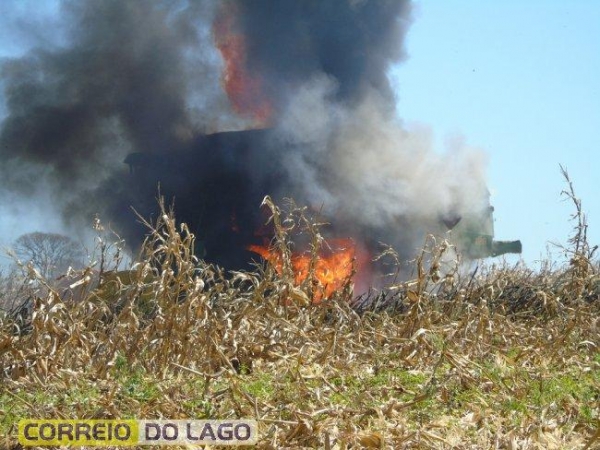 O incêndio ocorreu quando o maquinário realizava a colheita do milho. (Fotos: Correio do Lago)