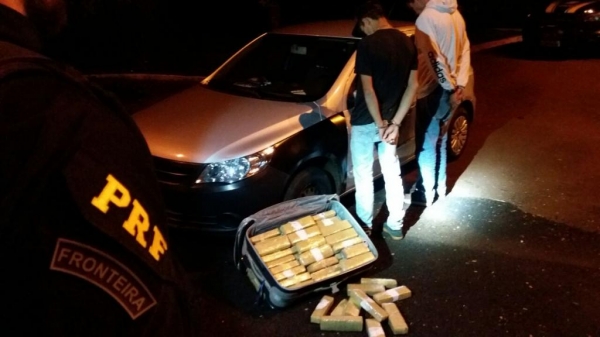 Nas duas apreensões, mais de 1030 de maconha foram retirados de circulação. (Foto: PRF)