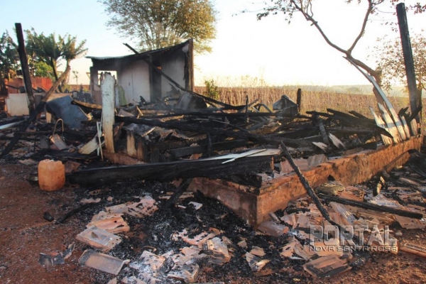 A casa ficou totalmente destruída pelo fogo. (Fotos: Portal Nova Santa Rosa)