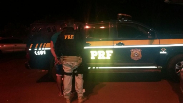 Duas pessoas foram detidas. (Foto: PRF)