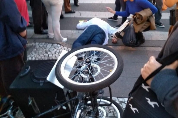 Ele estava fazendo campanha eleitoral no seu triciclo e foi agredido na esquina das Ruas XV de Novembro e Marechal Floriano Peixoto. (Foto: Colaboração/Sandro Pedroso/Tribuna PR )