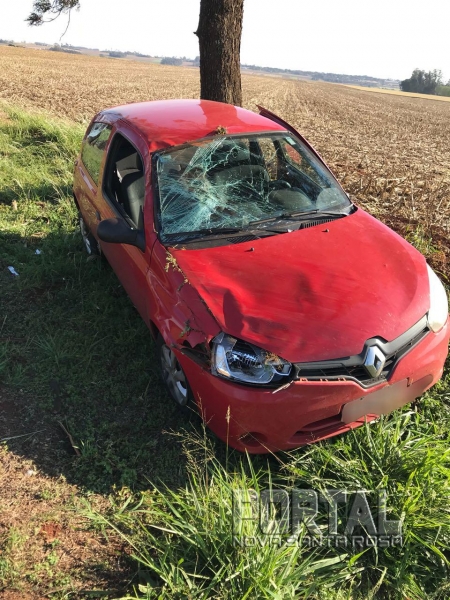 Após capotar o veículo parou em pé. (Fotos: PRE)