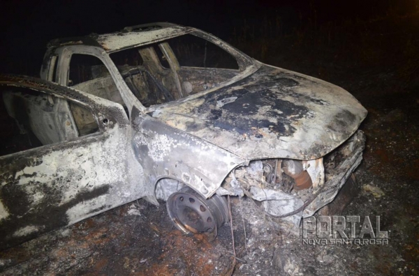 O veículo ficou totalmente destruído. (Foto: Bogoni)